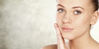 Naturalnie piękna i nawilżona skóra. Poznaj sposoby! Kobieta z idealnie nawilżoną cerą