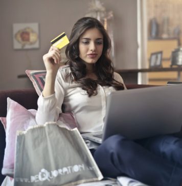 5 sposobów na oszczędne zakupy przez Internet Kobieta robi zakupy w sieci