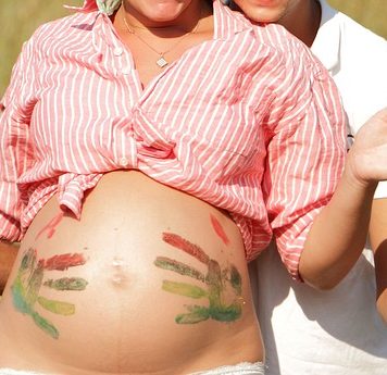 Jak zdeponować krew pępowinową? Brzuch przyszłej mamy