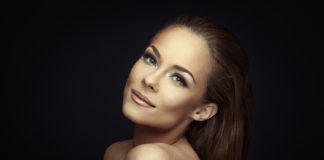 Makijaż na imprezę – czy zawsze musi być intensywny? Makijaż na imprezę – czy zawsze musi być intensywny?