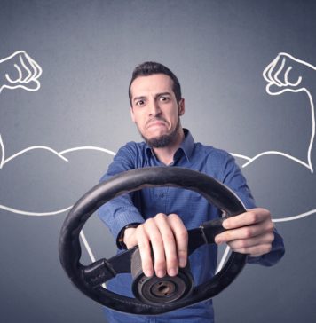 Ubezpieczenie OC od A do Z – od zakupu do wypowiedzenia Mężczyzna z kierownicą trąbi