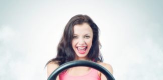 Assistance jako przewodnik i pomoc dla turysty za granicą? Kobieta za kierownicą