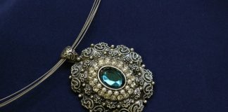 Biżuteria na prezent? Co zrobić, by kupić tanio i trendy? Biżuteria