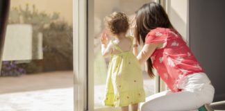 Zalety stosowania okien PCV Matka z córką patrzą przez okno