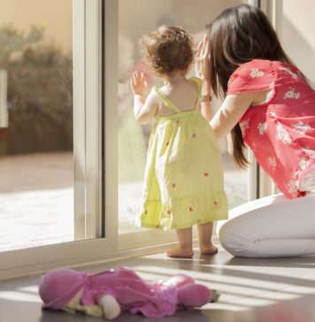 Zalety stosowania okien PCV Matka z córką patrzą przez okno