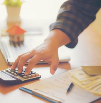 Pożyczka bez zdolności kredytowej – na jakich zasadach się ją przyznaje? Mężczyzna liczy koszty pożyczki