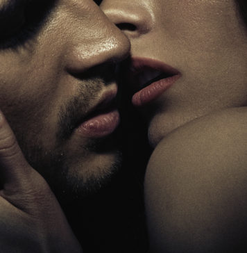 Wibrator „Króliczek” – idealny prezent na Walentynki dla niej! Para przytula się i całuje