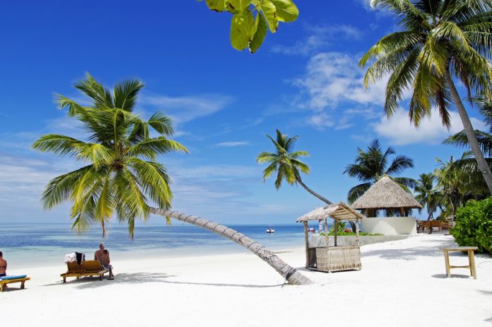 Piaszczysta plaża na Malediwach