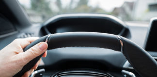 Jakie płyny eksploatacyjne trzeba sprawdzać w samochodzie? O co zadbać przed wyruszeniem w trasę?