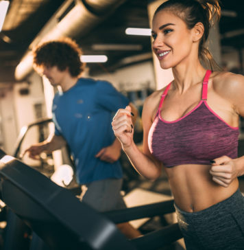 Idealna pora na trening – rano czy wieczorem? A może w nocy? Zadowolona kobieta trenuje na bieżni