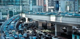 Nie wchodź w konflikt z prawem – narzędzia usprawniające obsługę tachografu cyfrowego? Zakorkowana ulica w dużym mieście