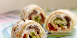 Kolorowe tortille z szarpaną wieprzowiną i warzywami