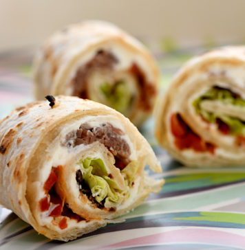 Kolorowe tortille z szarpaną wieprzowiną i warzywami