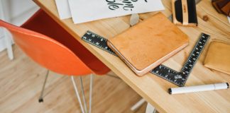 Krzesła tapicerowane i drewniane – które wybrać? Krzesło przy biurku