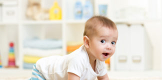 Pomysł na wyprawkę – top 5 produktów, które warto kupić Dziecko raczkuje po dywanie