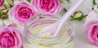 Jak poradzić sobie ze zmianami skórnymi? Jaki wybrać krem, szampon i maść na łuszczycę? Specyfik na łuszczycę