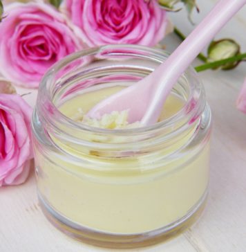 Jak poradzić sobie ze zmianami skórnymi? Jaki wybrać krem, szampon i maść na łuszczycę? Specyfik na łuszczycę