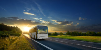 Wynajem busa – jaką firmę wybrać? przewóz osób