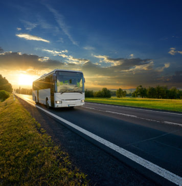Wynajem busa – jaką firmę wybrać? przewóz osób