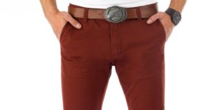 Chinosy – jak dopasować kolor spodni do okazji? Kolorowe chinosy