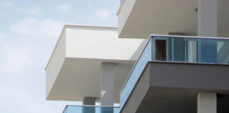 5 aranżacji balkonu na wiosnę z wykorzystaniem plexi na wymiar Dużo balkonów w bloku