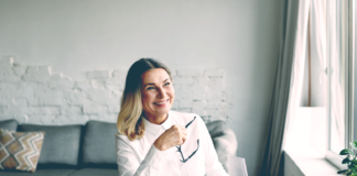 Osteoporoza związana z menopauzą – co jest przyczyną i jak jej zapobiegać Kobieta po 50 roku życia