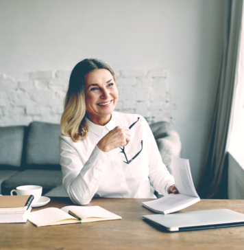 Osteoporoza związana z menopauzą – co jest przyczyną i jak jej zapobiegać Kobieta po 50 roku życia