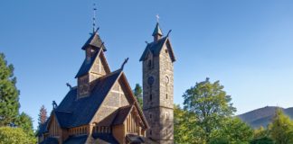 Górski wypad dla każdego – jakie atrakcje i noclegi warto wybrać w Karpaczu? Kościół w Karpaczu