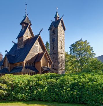 Górski wypad dla każdego – jakie atrakcje i noclegi warto wybrać w Karpaczu? Kościół w Karpaczu