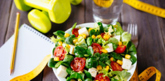 Jak szybko schudnąć przed wakacjami? Sałatka