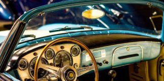 Atrakcyjne oferty OC dla kierowców Zdjęcie wnętrza zabytkowego samochodu