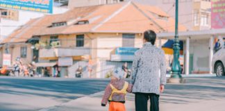 Prezenty dla babci i dziadka – gdzie szukać okazji? Babcia na spacerze