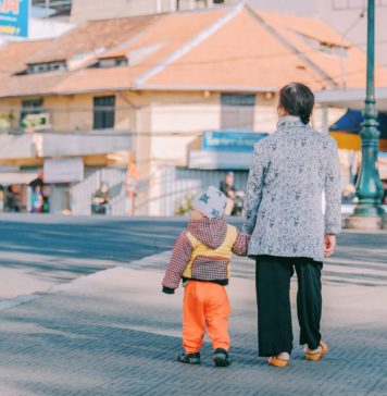 Prezenty dla babci i dziadka – gdzie szukać okazji? Babcia na spacerze