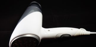 Suszarka do włosów – jak wybrać najlepszą? Biała suszarka do włosów