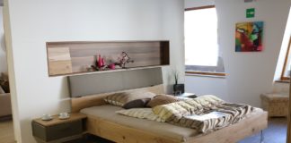 Światowy trend już w Polsce – czym są polskie hotele dla dorosłych? Łóżko w pokoju hotelowym