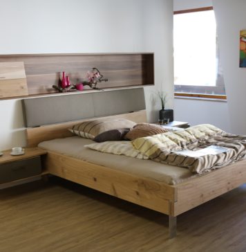 Światowy trend już w Polsce – czym są polskie hotele dla dorosłych? Łóżko w pokoju hotelowym