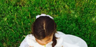 Biżuteria na komunię dla dziewczynki Dziewczynka podczas komunii