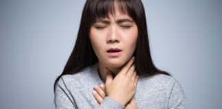 Ból gardła przy przełykaniu – czy może być objawem alergii? Kobieta z chorym gardłem
