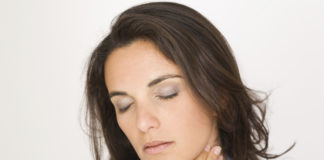 Co jest dobre na ból gardła? Kobieta z ostrym bólem gardła