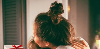 Najlepsze prezenty dla mamy – o czym marzy każda kobieta? Mama otrzymuje prezent od córki