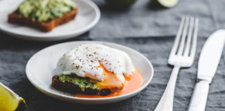 Pyszne wiosenne śniadania Tosty z guacamole i jajkiem przepiórczym w koszulce