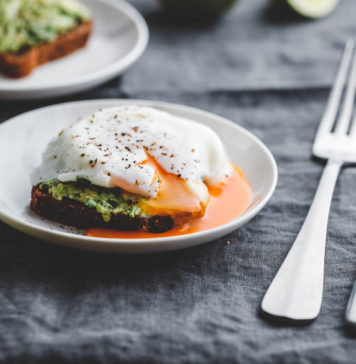 Pyszne wiosenne śniadania Tosty z guacamole i jajkiem przepiórczym w koszulce