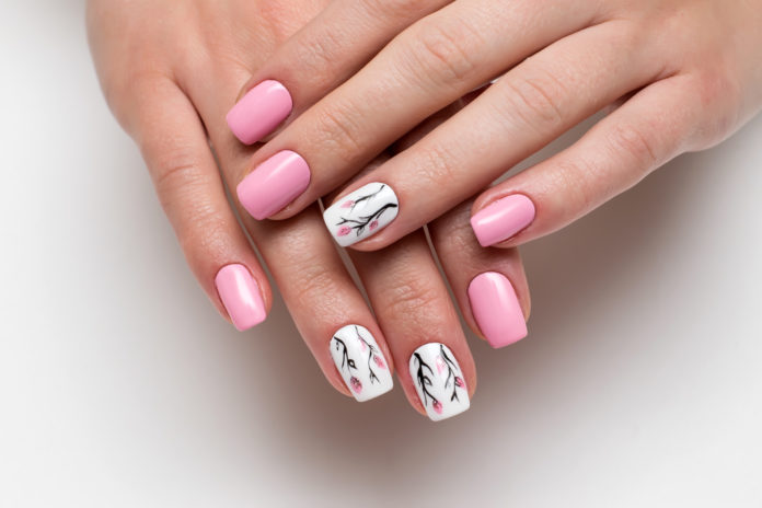 delikatny różowy manicure manicure jak pory roku