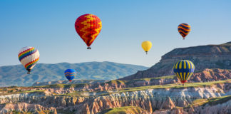 Podróże. Jak uniknąć tłumu turystów? Podróże taniej i efektywniej