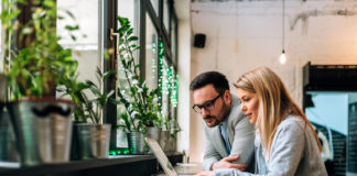 Sprawdź, po czym poznać dobry kredyt gotówkowy bez zaświadczeń Dwoje ludzi szuka kredytu gotówkowego