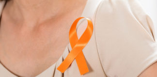 Co to jest białaczka i jakie są jej objawy? Kobieta z pomarańczową wstążką