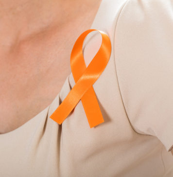 Co to jest białaczka i jakie są jej objawy? Kobieta z pomarańczową wstążką