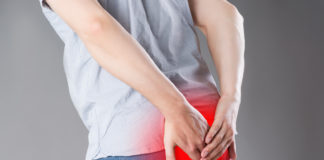 Wstydliwe choroby odbytu Mężczyzna trzyma się za tyłek