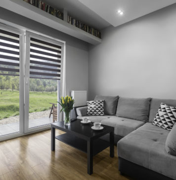 Uniwersalne dodatki do nowoczesnego salonu Salon nowocześnie urządzony