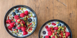 Kuchnia wegańska dla początkujących Kokosowa owsianka z masłem orzechowym i malinami